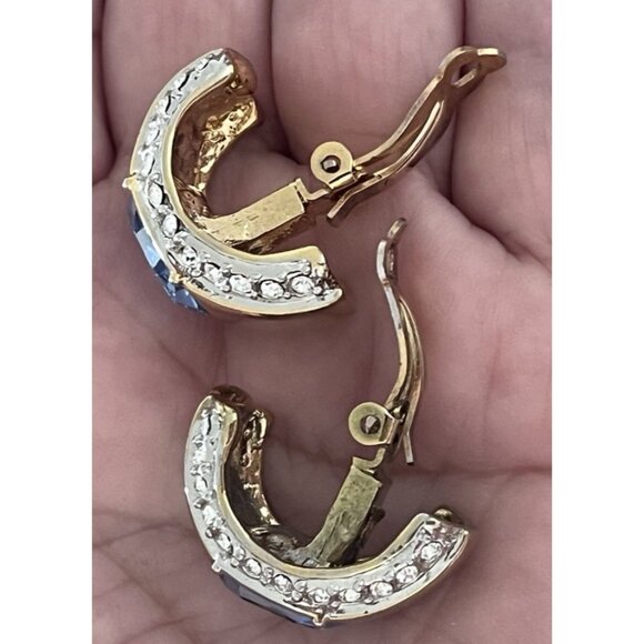 Vintage 90s Mogul curved gold tone blue & clear rhinestone clip on earrings - Picture 4 of 9
